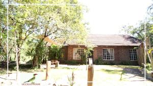 ein Backsteinhaus mit einem Vogel davor in der Unterkunft Uccellohouse in Marloth Park