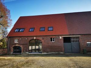 budynek z czerwonej cegły z czerwonym dachem w obiekcie Ferienwohnung Marder w Münster
