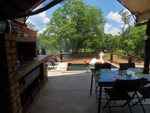 Barbecuefaciliteiten beschikbaar voor gasten van de luxe tent