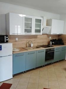 Kuchyň nebo kuchyňský kout v ubytování Napvirág Vendégház