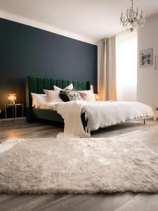 - une chambre avec 2 lits et un tapis dans l'établissement New Deluxe Studio Apartment in quiet back house, à Dresde