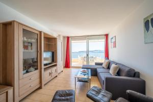 a living room with a couch and a tv at Apartament Greta in L'Escala
