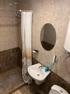 bagno con lavandino, doccia e specchio di Hotel Hovit a Bagratashen