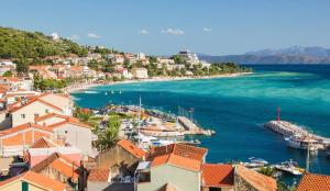 una vista di un porto con barche in acqua di Old stone house VICKO a Podgora
