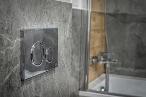 łazienka z dozownikiem mydła na ścianie w obiekcie Apartamenty Przy IV Śluzie - LUX 50m2 w Bydgoszczy