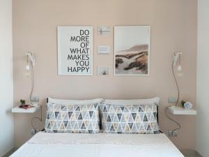 um quarto com uma cama de dossel na parede em DolceVita Home em Civitanova Marche