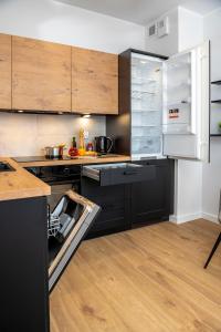 Kuchyňa alebo kuchynka v ubytovaní Apartamenty Przy IV Śluzie - LUX 50m2
