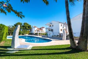 Bazén v ubytovaní Apartamentos Hibiscus Casa Azahar alebo v jeho blízkosti