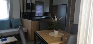 Mobil home moderne neuf et ultra équipé de 6 à 8 couchages的厨房或小厨房