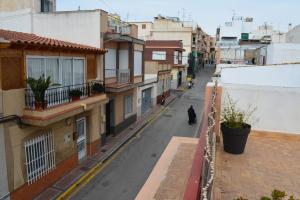 LA SORIANA في أغيلاس: رجل يمشي في شارع في مدينه
