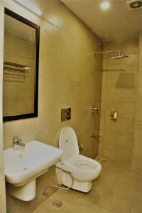 e bagno con servizi igienici, lavandino e doccia. di Vishnu Paradise a Mohammadnagar