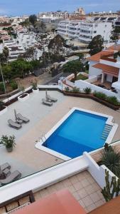 Vista sulla piscina di wonderful penthouse with view playa las vistas o su una piscina nei dintorni