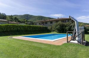 een zwembad met een glijbaan in een tuin bij Agriturismo Le Fornaci - Camera Ginestra in Mercatale