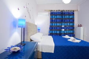 - une chambre avec un lit bleu et une table bleue dans l'établissement Athina apartment Delphi, à Delphes