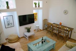 TV a/nebo společenská místnost v ubytování Aroura Homes Garden House 2BR 2BA Free Parking