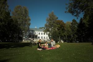 Garður fyrir utan Pühajärve Spa & Holiday Resort