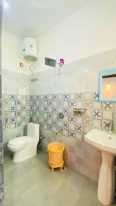 bagno con servizi igienici bianchi e lavandino di Rudransh home stay a Rishikesh