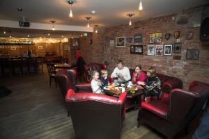 un grupo de niños sentados en una mesa en un restaurante en Pühajärve Spa & Holiday Resort en Otepää