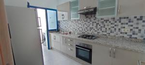 Kuchyň nebo kuchyňský kout v ubytování Appartement costa mar martil