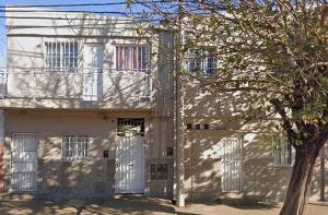 un edificio bianco con un albero di fronte di LAVALLE 80 - CORRIENTES - A PASOS DE PLAYA Y COSTANERA a Corrientes Altre 9 foto
