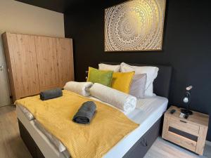 Ancram SPA في ميشكولتْس: غرفة نوم بسرير كبير مع بطانية صفراء