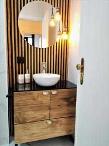 un baño con lavabo y espejo en Porto Belo Bolhao Apartments - Free Parking, en Oporto 50 fotos más