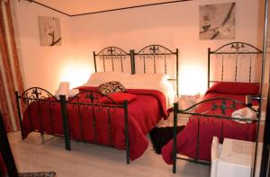 a bed room with two beds and two lamps at Villa Ambra B&B in Noto
