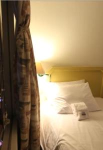 Postel nebo postele na pokoji v ubytování Plaza Mayor Hotel