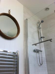 een badkamer met een douche en een spiegel bij Harbour Retreat Padstow - Entire Apartment in the beautiful old town of Padstow Harbour in Padstow