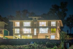 a large house at night with its lights on at West Valley 3BHK Mahabaleshwar in Mahabaleshwar