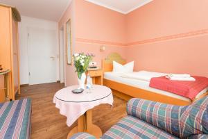 Postel nebo postele na pokoji v ubytování Hotel Garni Am Deich