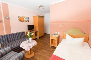 Postel nebo postele na pokoji v ubytování Hotel Garni Am Deich