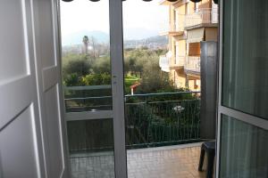 eine Tür zu einem Balkon mit Blick auf ein Gebäude in der Unterkunft Casa Paggi in Lavagna