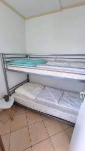 Ce dortoir comprend 2 lits superposés et une table. dans l'établissement Ferienpark D06-001 Ferienpark, à Heiligenhafen