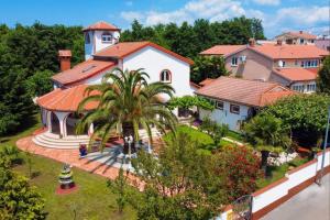 Vonkajšia záhrada v ubytovaní Villa Vallis Aurea for max 10 Persons with pool Kukci Poreč