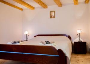 Postel nebo postele na pokoji v ubytování Holiday House Antica for 6 persons green surroundings of the island of Cres