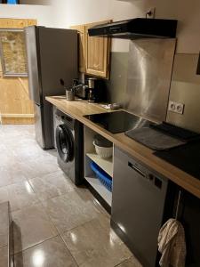 cocina con nevera y lavavajillas en APPARTEMENT CAROMB proche Mont VENTOUX avec clim, en Caromb 16 fotos más
