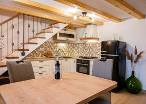 Kuchyň nebo kuchyňský kout v ubytování Holiday House Antica for 6 persons green surroundings of the island of Cres