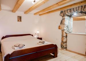 Postel nebo postele na pokoji v ubytování Holiday House Antica for 6 persons green surroundings of the island of Cres