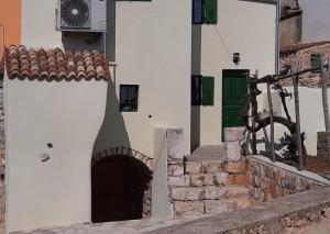 Fotografie z fotogalerie ubytování Holiday House Antica for 6 persons green surroundings of the island of Cres v destinaci Vidović