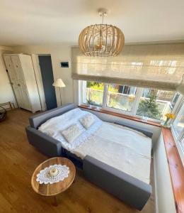 ein Schlafzimmer mit einem großen Bett und einem großen Fenster in der Unterkunft Charzykówka Domek na Kaszubach in Charzykowy