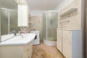 Fotografie z fotogalerie ubytování Apartment Mares with Stunning Sea View v destinaci Baška Voda
