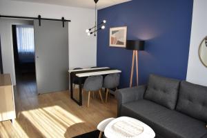 sala de estar con sofá y piano en Apartament w centrum przy parku na Wyspie, en Piła