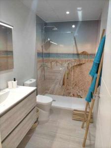 Koupelna v ubytování Acogedor apartamento en la playa de Cádiz + 26 fotografií