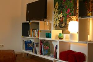 biała półka z telewizorem i książkami w obiekcie Ines w mieście Trittenheim