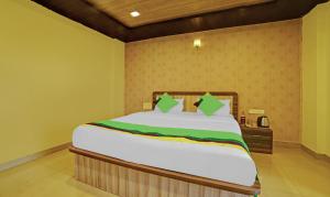 a bedroom with a large bed in a room at Treebo Balaji Excellency in Mahabaleshwar +26 photos