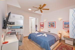 - une chambre avec un lit et un ventilateur de plafond dans l'établissement Stylish studio Dare next to the City walls, à Dubrovnik
