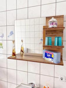 - une étagère au-dessus d'un lavabo dans la salle de bains dans l'établissement Spreewaldhof, à Vetschau/Spreewald