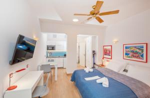 Una televisión o centro de entretenimiento en Charming studio at the Old town gate