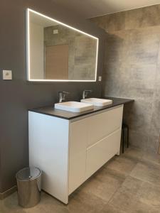 Galeriebild der Unterkunft Le Lièvre Debout Francorchamps - spa et sauna in Francorchamps